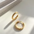 Elegantes pendientes de aro en plata S925 con baño de oro y diseño texturizado brillante - Corte Láser (K1070 Dorado) / Plata 925 / Dorado