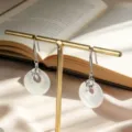 Pendientes elegantes de plata S925 con calcedonia blanca y diseño tradicional - Estilo Ojo de Gato Blanco (K1175) / Blanco