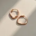 Primer plano de pendientes de aro de rombo de plata S925 oro rosa con acabado pulido - Tamaño Pequeño / Rosa oro