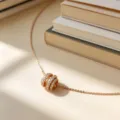 Elegante collar de plata de ley S925 dorada con un brillante colgante de perla de la suerte. - Dorado