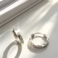 Pendientes de aro geométricos de plata S925 con diseño brillante de corte de diamante - Estilo de Triángulo Geométrico (K1071) / Pack de 1 par / Oro blanco