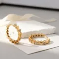 Elegantes pendientes de aro de plata S925 con diseño triangular y brillantes circonitas - Plata 925 / Dorado