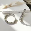 Elegante Creolen aus S925 Silber mit einzigartigem Wellendesign und Pavé-Steinen - 925er Silber / Weißgold