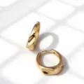 S925 Sterling Silber vergoldete unregelmäßige strukturierte Tropfen-Creolen für Damen - 925er Silber / Gold
