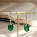 Elegantes pendientes de gota de calcedonia verde en plata S925 en un soporte dorado - Plata 925 / Calcedonia Verde