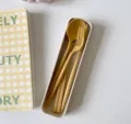 Juego de vajilla portátil de paja de trigo ecológica con estuche, tenedor, cuchara y palillos. - Amarillo