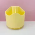 Vue détaillée du support de rangement de bureau jaune à plusieurs compartiments pour pinceaux. - Jaune