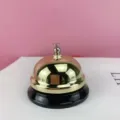 Clásico timbre de escritorio de metal dorado para mostrador, aula y juegos de mesa. - Negro y dorado 6,5 cm