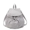 Zaino casual in nylon grigio chiaro con coulisse e patta ricamata dal design pulito - Grigio