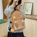 Zaino per studenti beige e marrone chiaro con simpatici badge e ciondolo a pecora - con portachiavi / Kaki