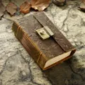 Vintage geprägtes Leder Notizbuch mit Zahlenschloss, handgefertigtes Antik Tagebuch Geschenk. - Vintage-Notizbuch mit Zahlenschloss / Graviertes Braun - Typ A7