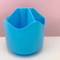 Vue détaillée du porte-stylo rotatif à 6 grilles pour le rangement pratique de bureau. - Bleu