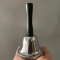 Campana de mano de metal con mango de madera, timbre escolar o zumbador de juego. - Cascabel con mango de madera 65