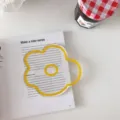 Posavasos de acrilico transparente con flor amarilla decoracion de mesa elegante y chic - Amarillo