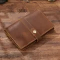Cuaderno de viaje vintage de cuero genuino con cierre de boton para escritura diaria. - Marrón