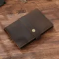 Cuaderno de viaje vintage de cuero marrón oscuro con cierre de botón a presión y correa. - Café