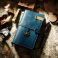 Vintage blaues Leder Reisetagebuch Notizbuch mit Metall Sonnenanhänger und Messingclip. - Bläuliche Tönung