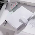 Weißer Leder A6 Planer Umschlag, Litschi Maserung Notizbuch Hülle mit Magnetverschluss. - 88 Blatt liniertes Papier / A6 Gekörnt Reinweiß