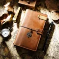 Vintage braunes Leder Reisetagebuch handgemachter Notizbuch Planer mit Kompass Anhänger. - Braun