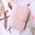 Rosa A6 echtes Leder Planer Cover mit Druckknopfverschluss, Litchi-Maserung Hülle. - A6 Gekörnt Zartrosa