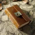 Vintage Leder Notizbuch mit Zahlenschloss, handgemachte Rindsleder Tagebuch für Damen und Herren. - Vintage-Notizbuch mit Zahlenschloss / Crazy Horse Braun - Typ A7