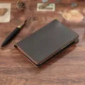 Cuaderno de viaje de cuero marrón vintage, libreta artesanal para notas y agendas. - Café