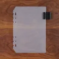 Translucent mat PP ringband scheidingsblad met een zwarte lederen penlus voor planners. - A5 / Plantaardig gelooid leer zwart