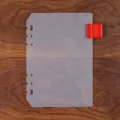 Doorzichtig, gematteerd ringband scheidingsblad met rode lederen penlus voor notitieboek - A5 / Plantaardig Gelooid Leer Rood