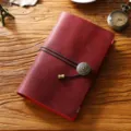 Vintage Leder Journal Notizbuch mit Riemenverschluss und Metallanhänger zum Schreiben. - Blanko-Kraftpapier (96 Blatt) / Weinrotes Crazy Horse