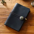 Vintage schwarzes Leder Notizbuch mit Kordelverschluss und Retro Metallschliesse Variante. - Blanko-Kraftpapier (96 Blatt) / Schwarzes Crazy Horse
