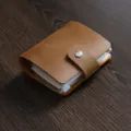 Mini carnet de notes A9 en cuir, journal vintage marron avec reliure à anneaux et bouton. - Papier Dowling vierge (120 feuilles) / Marron Crazy Horse