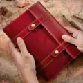 Vintages Echtleder A5 Notizbuch Hülle, wiederbefüllbarer Tagebuch Schutz mit Druckknopf. - A5 - Crazy-Horse-Leder in Weinrot