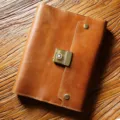 Vintage A5 Echtleder Notizbuch mit mechanischem Zahlenschloss fur Buro und Schule. - Liniertes Ersatzmine 96 Blatt / Braunes Crazy Horse