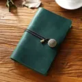 Handgefertigtes dunkelgrünes A6 Leder Notizbuch mit Kordelverschluss und Vintage Metallknopf. - Dunkelgrünes Crazy Horse