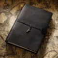 Carnet de voyage en cuir vintage avec charm en métal, journal noir classique pour l'écriture. - Modèle A5 / Noir Crazy Horse