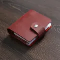 Mini cuaderno vintage de cuero A9 de 3 anillas con cierre de botón y páginas transparentes. - Rojo Vino Crazy Horse