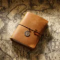 Carnet de voyage en cuir vintage avec pendentif en metal journal retro bloc-notes marron. - Format passeport / Cuir Crazy Horse marron clair