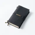Schwarzes Leder Notizbuch im Vintage Stil mit Gummiband und Metallanhänger für Reisetagebuch. - Tragbare Größe / Crazy Horse Schwarz