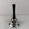 Campana de mano de metal plateado con mango negro variante artículo de servicios - Cascabel con mango de plástico 75 - plateado