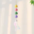 Lindo carillón de viento con campanas sonrientes multicolor y detalle de plumas. - 4 Niveles