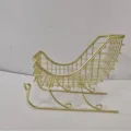 Detalle de decoración de trineo de Navidad de alambre de metal dorado, mini adorno de escritorio. - Dorado