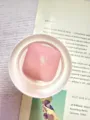 Vista detallada del juguete antiestrés rosa con forma de mini pan tostado y tacto suave. - Rosa Crema