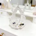 Close-up van een witte gotische boog sieradenschaal voor het opbergen van kettingen. - Boogdeur Stijl / Wit