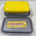 Vista detallada del juguete antiestrés pastel de plátano de rebote lento en caja gris, suave. - Pastel de Plátano