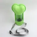 Grüne tragbare Haustier-Wasserflasche mit Gurt für Outdoor-Hundewandern und Reisen. - Knochen Tragbare Wasser- und Futterflasche / Grün