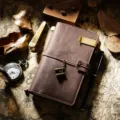 Vintage Leder Reisetagebuch Notizbuch, handgemachtes braunes Tagebuch mit Metallclip & Band. - Kaffeefarbe