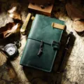 Vintage grünes Leder Journal Notizbuch mit Messing Clip und Anhänger für Reise und Tagebuch. - Dunkelgrün