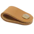 Organisateur de cable en cuir marron et enrouleur de cable pour ecouteurs et chargeurs. - Cuir ciré à l'huile camel