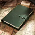 Klassisches dunkelgrünes Leder Notizbuch mit Riemenverschluss für tägliches Tagebuch und Büro. - Leeres Dowling-Papier 96 Blatt (A5) / Dunkelgrün