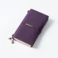 Vintage lila Leder Reisedagebuch Notizbuch mit stilvollem Metallanhänger für kreative. - Tragbare Größe / Crazy Horse Tiefviolett